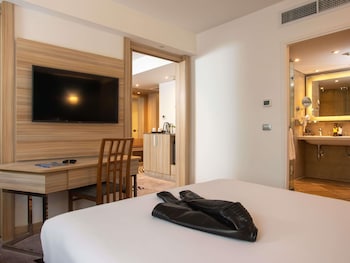 Suite, 1 King Bed with Sofa bed