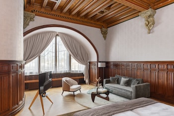 Suite, 1 Queen Bed, Lake View