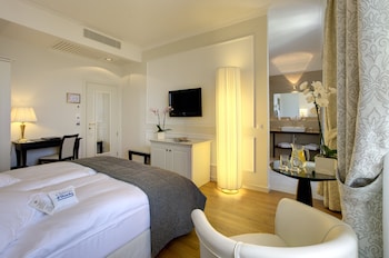 Superior Room, 1 Queen Bed, Lake View
