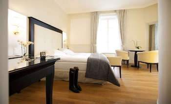 Deluxe Room, 1 Queen Bed, Lake View