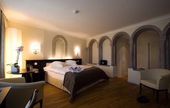 Suite, 1 Queen Bed, Lake View