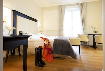Deluxe Room, 1 Queen Bed, Lake View