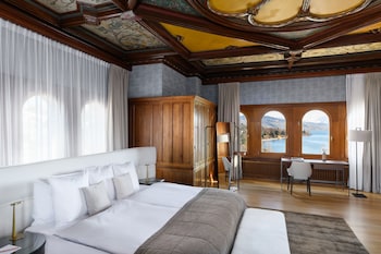 Suite, 1 Queen Bed, Lake View
