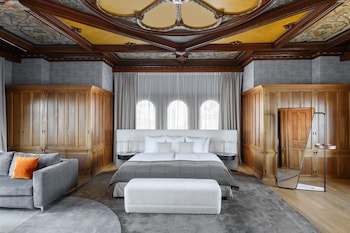 Suite, 1 Queen Bed, Lake View