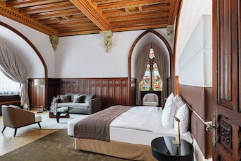 Suite, 1 Queen Bed, Lake View
