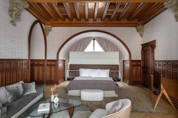 Suite, 1 Queen Bed, Lake View