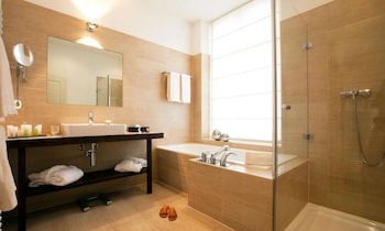 Deluxe Room, 1 Queen Bed, Lake View