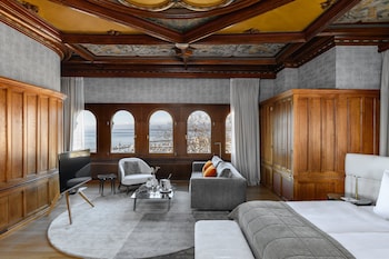 Suite, 1 Queen Bed, Lake View
