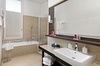 Suite, 1 Queen Bed, Lake View