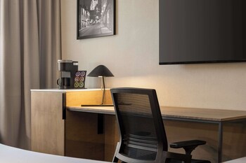 Executive Room, 1 King Bed, Non Smoking (Shower Only;Larger Room)