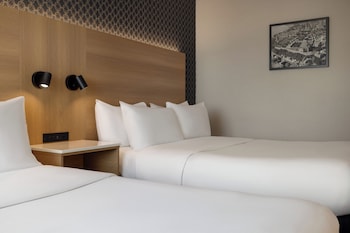 Business Room, 2 Queen Beds, Non Smoking
