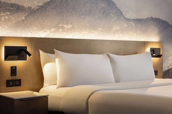 Executive Room, 1 King Bed, Non Smoking (Shower Only;Larger Room)