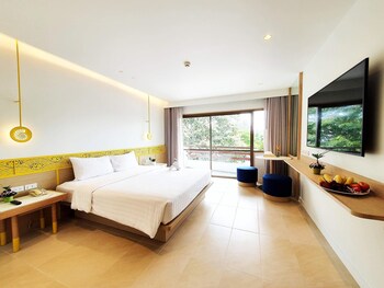 Deluxe Room, 1 King Bed, Garden View