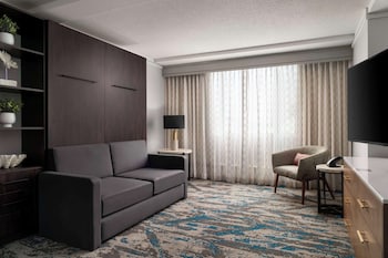 Suite (Parlor)