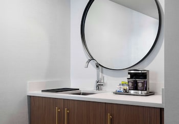 Suite, 1 King Bed, Accessible, Bathtub