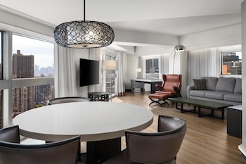 Deluxe Suite, 1 Bedroom (Skyline)