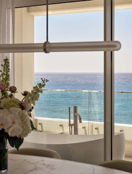 Suite, Club Lounge Access (The Pacific Suite)