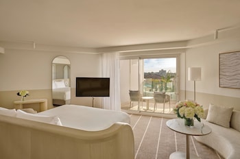Junior Suite, 1 King Bed, Club Lounge Access, Pool View