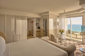 Junior Suite, 1 King Bed, Club Lounge Access, Oceanfront