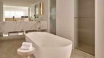 King Ocean Front Deluxe Suite