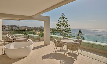 Signature Suite, Club Lounge Access