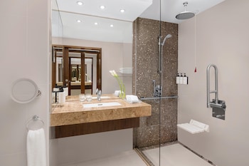 Classic Room, 1 King Bed, Roll-in Shower (Mobility Accessible)