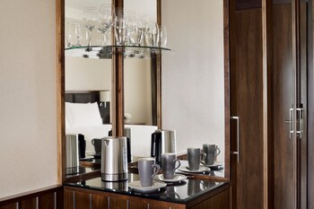 Classic Room, 1 King Bed, Roll-in Shower (Mobility Accessible)