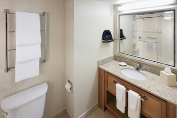 Suite, 2 Bedrooms, Balcony (Mobility/Hearing Accessible, Tub)