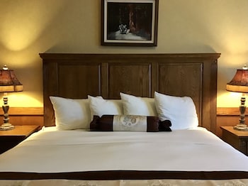 Deluxe Room, 1 King Bed, Accessible, Non Smoking (Mobility/Roll-In Shower)
