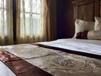Deluxe Room, 1 King Bed, Accessible, Non Smoking (Mobility/Roll-In Shower)