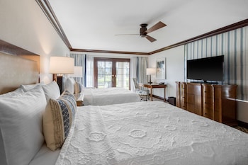 Room, 2 Queen Beds, Lake View