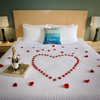 Deluxe Room, 1 King Bed, Balcony (Upper Floors)