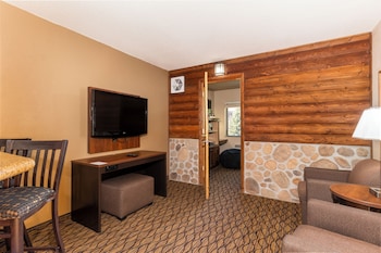 2 Bedroom Family Suite, 1 King and 1 Bunk (Twin over Double)