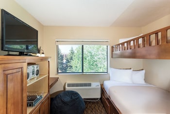 2 Bedroom Family Suite, 1 King and 1 Bunk (Twin over Double)