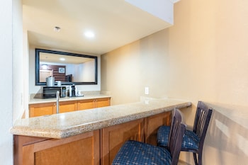 2 Bedroom Family Suite, 1 King and 1 Bunk (Twin over Double)