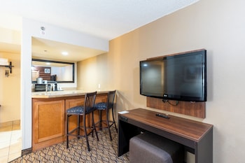 2 Bedroom Family Suite, 1 King and 1 Bunk (Twin over Double)