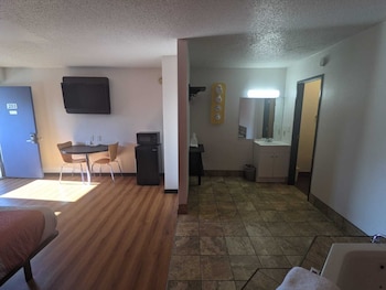 Deluxe Suite, 1 King Bed, Non Smoking, Hot Tub