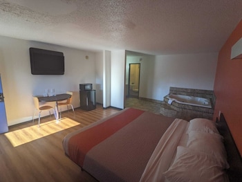 Deluxe Suite, 1 King Bed, Non Smoking, Hot Tub