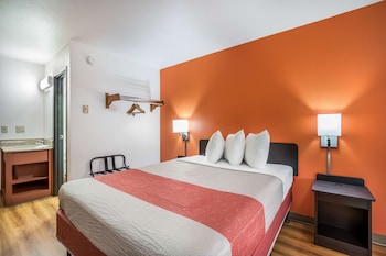 Deluxe Room, 1 Queen Bed, Non Smoking, Refrigerator & Microwave