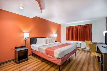 Deluxe Suite, 1 King Bed, Non Smoking, Refrigerator & Microwave