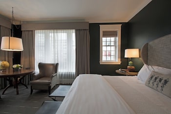 Premier Room, 1 King Bed, Corner