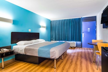 Standard Room, 1 King Bed, Accessible, Non Smoking
