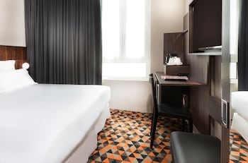 Comfort Room, Courtyard View