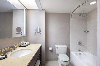 Room, 1 King Bed (Mobility/Hearing Accessible, Tub)