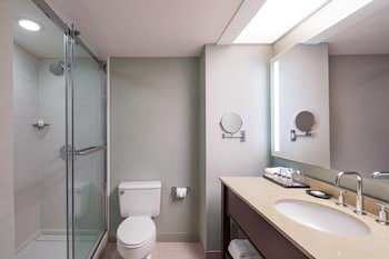 Room, 1 King Bed (Mobility/Hearing Accessible, Tub)