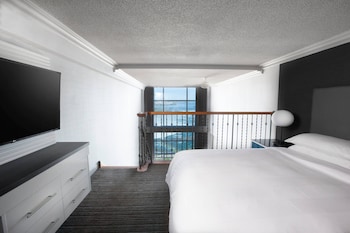 Suite, 2 Bedrooms, Non Smoking, Fireplace (View)
