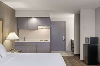 Deluxe Studio Suite, 1 King Bed, Non Smoking