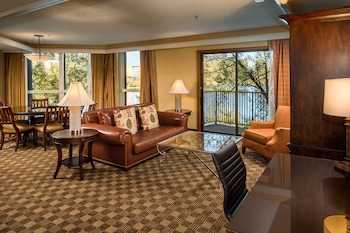 Suite, 1 King Bed, Balcony, Lake View
