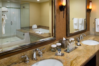 Suite, 1 King Bed, Balcony, Mountain View