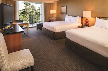 Deluxe Room, 2 Queen Beds, Accessible, Bathtub